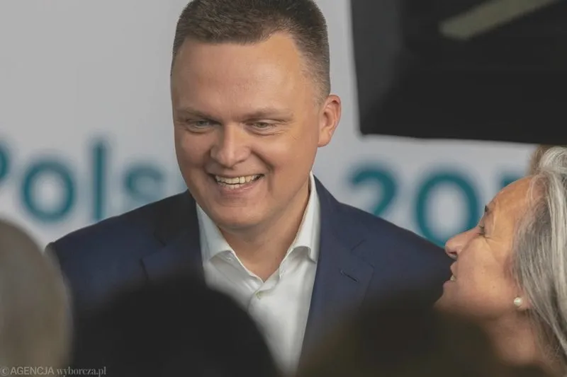 Elektorat Szymona Hołowni: Gdzie znikają jego wyborcy i co ich skłania do odejścia?